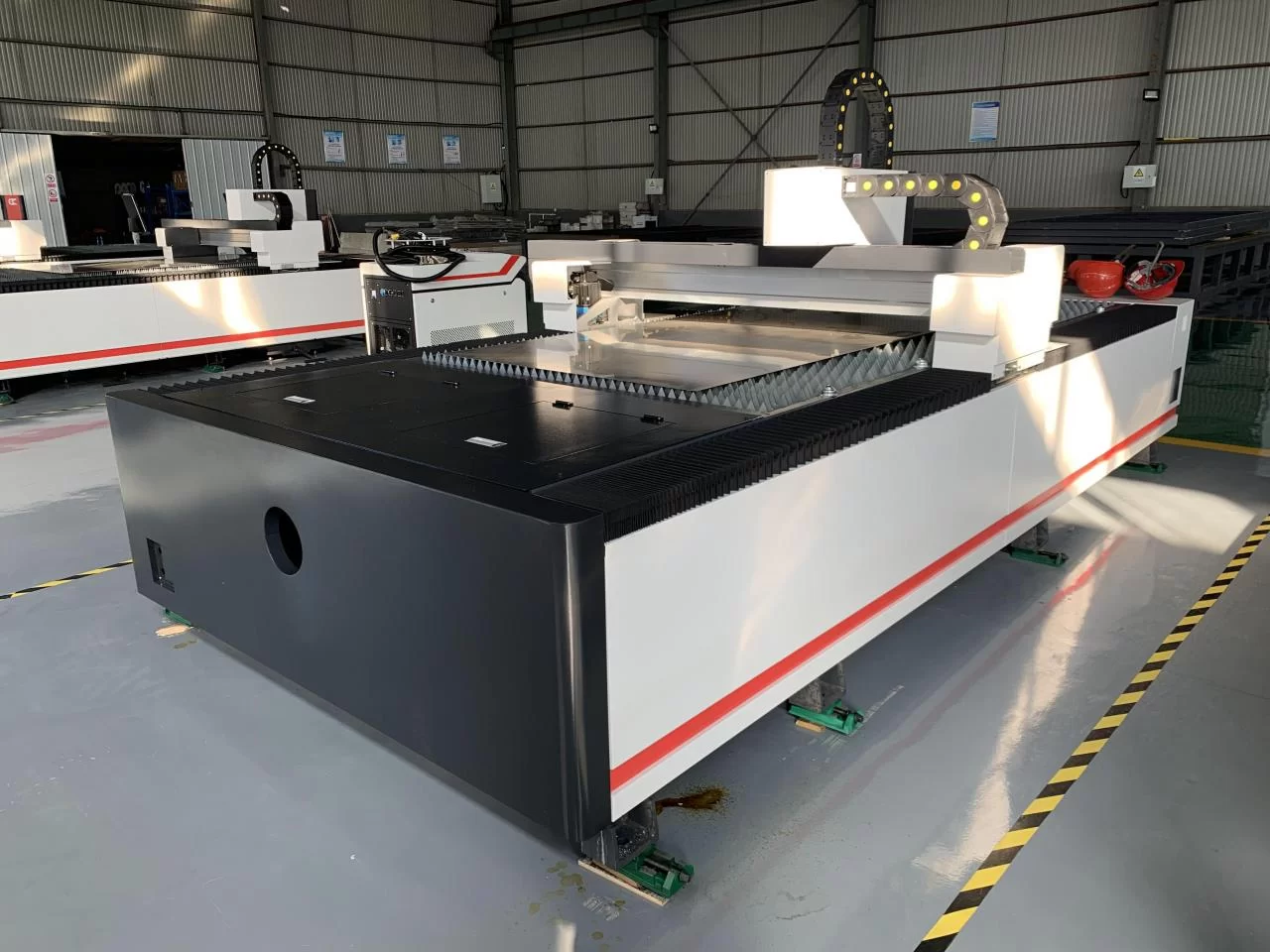 1kw 1.5kw 2kw Fiber Laser Cutting Machine For Metal Sheet Cutting 3000x1500mm 1kw 1,5kw 2kw vláknový laserový rezací stroj na rezanie plechu 3000x1500mm