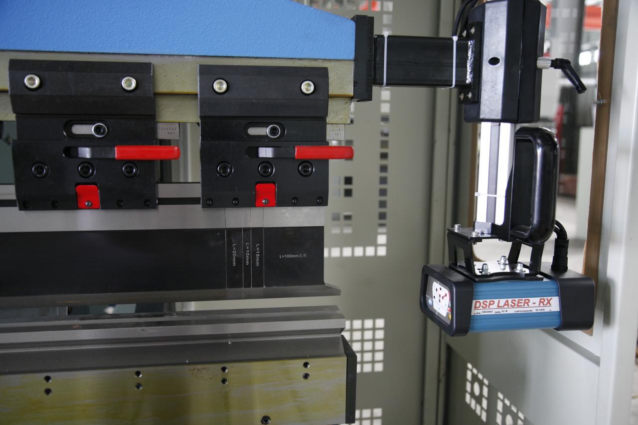 3+1 osový CNC hydraulický ohraňovací lis so systémom Esa