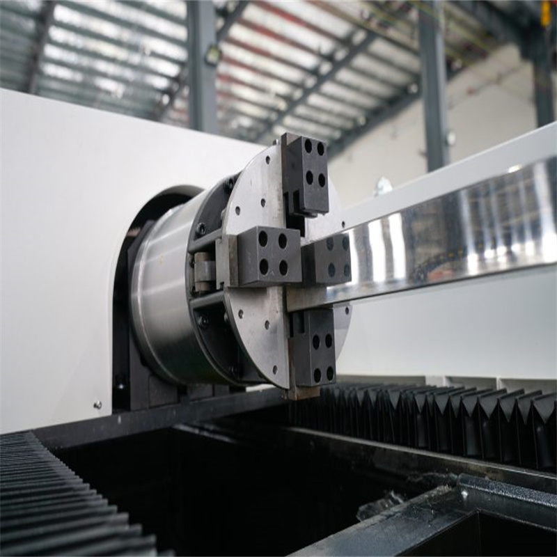 Čína Vysoko kvalitný lacný 3kw vláknový laserový rezací stroj Cena