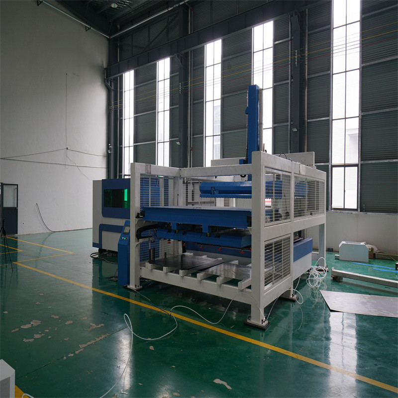 Vysokovýkonný 3015 2000W laserový rezací stroj na plech CNC vláknom