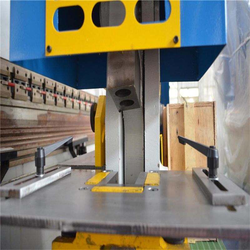 Vysokokvalitné CNC ohýbanie plechu Hydraulické železiarske strojové dierovacie lisovacie zariadenie