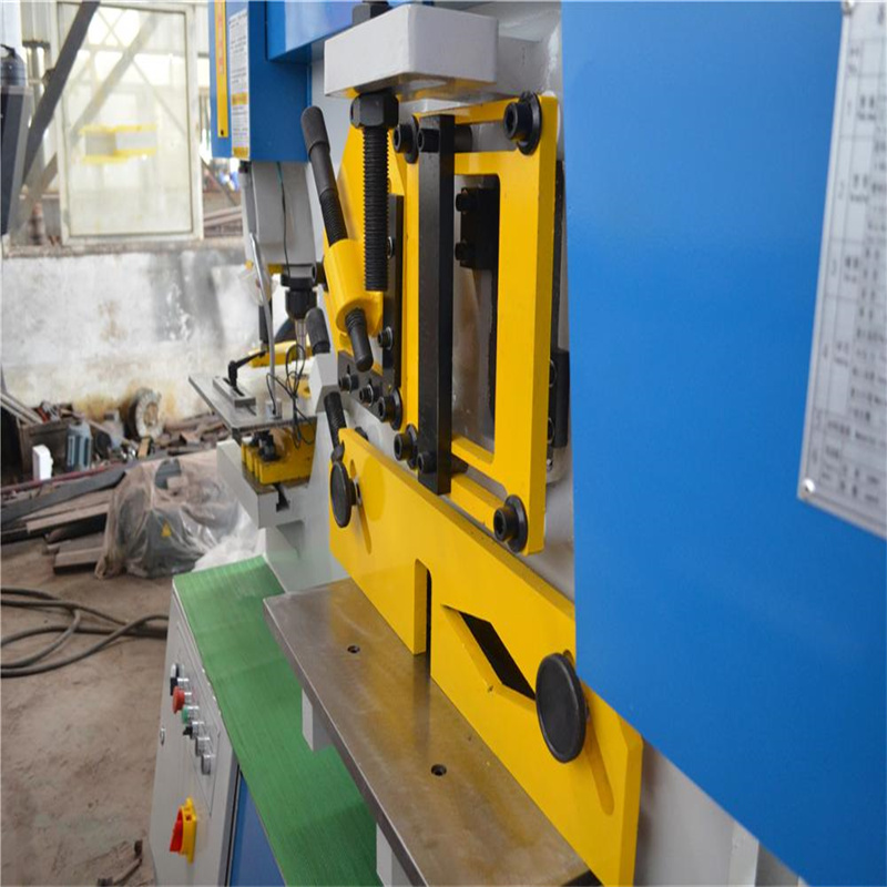 Vysokokvalitné CNC ohýbanie plechu Hydraulické železiarske strojové dierovacie lisovacie zariadenie