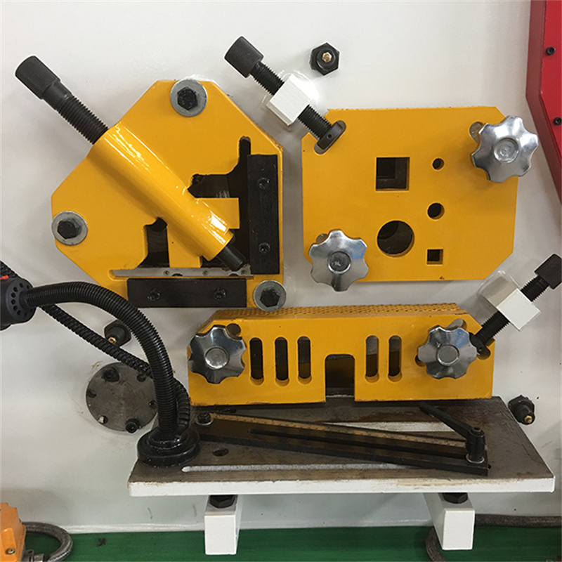 Hydraulický stroj na vysekávanie oceľových plechov pre obrábačov kovov 3