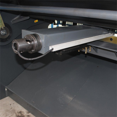 Čína Dobrá cena 6m 8m kovového plechu na rezanie CNC hydraulických nožníc typu brány