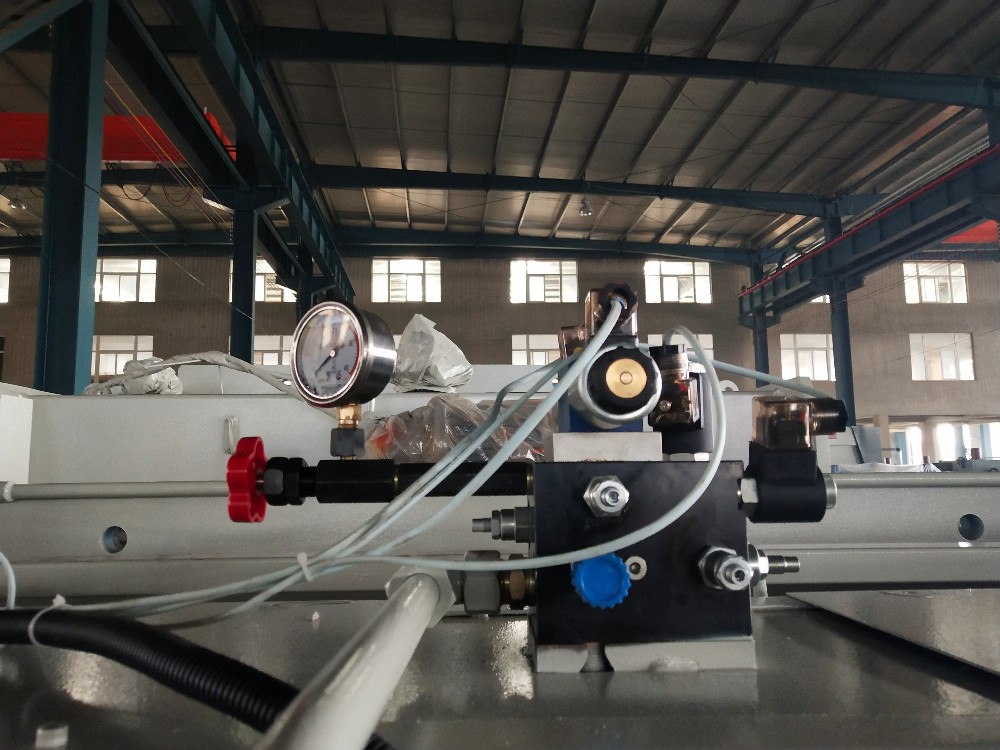 Čína Kovový hydraulický ohraňovací stroj s rozumnou cenou