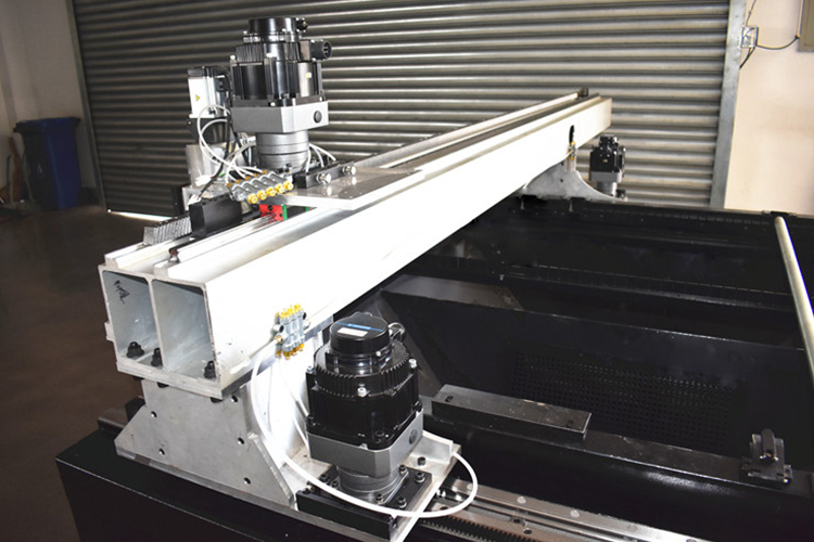 Vláknový laser 2000 wattový plochý vláknový laserový rezací stroj