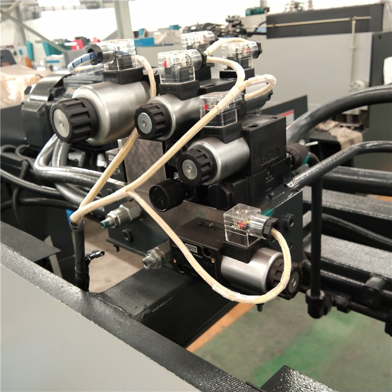Qc12k-4x2500 CNC Hydraulický prispôsobený stroj na rezanie nožníc