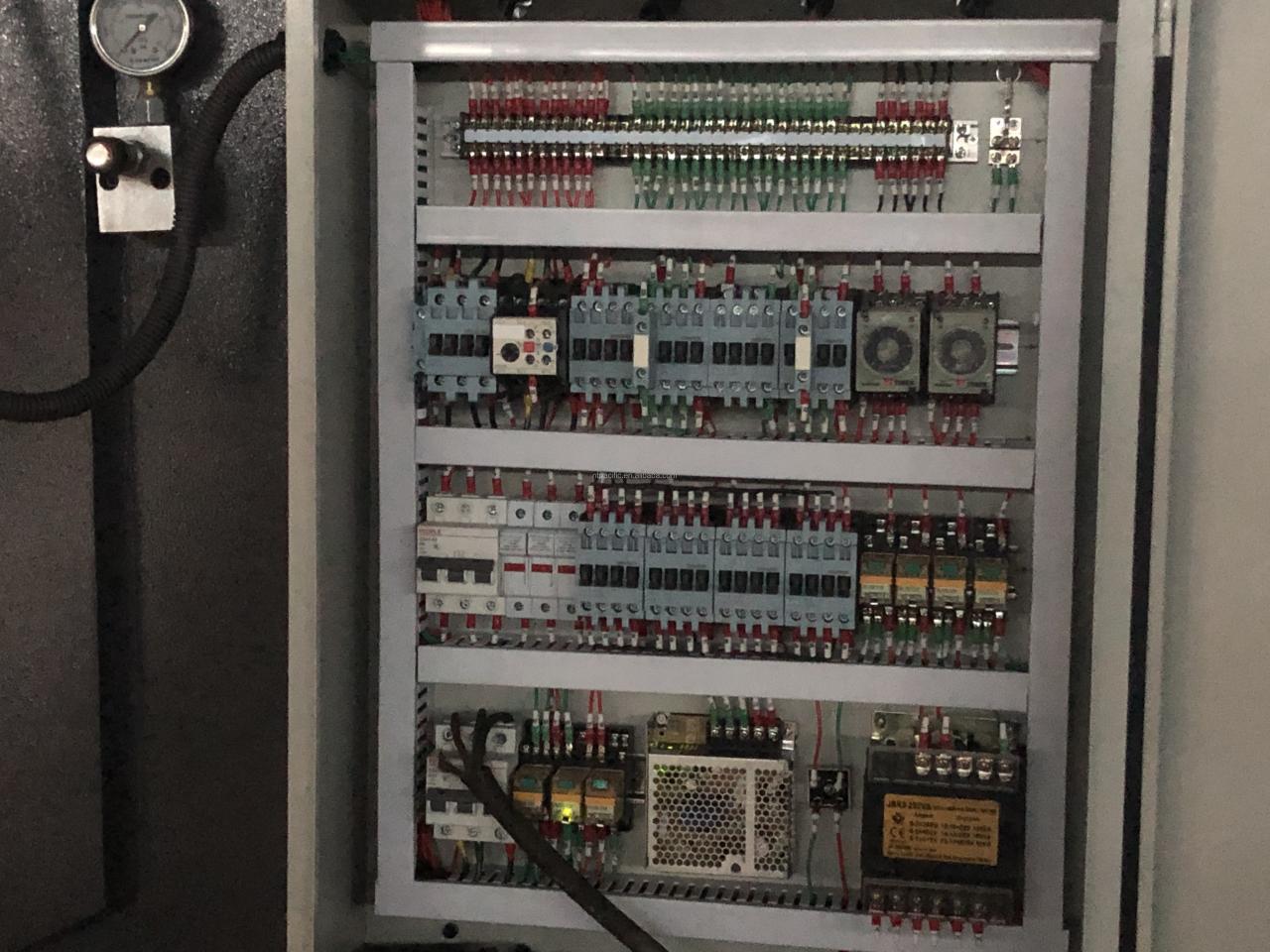 Wc67k CNC ohýbačka hliníkových železných plechov Hydraulický ohraňovací lis CNC