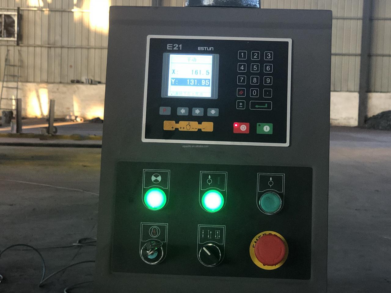 Wc67k CNC ohýbačka hliníkových železných plechov Hydraulický ohraňovací lis CNC