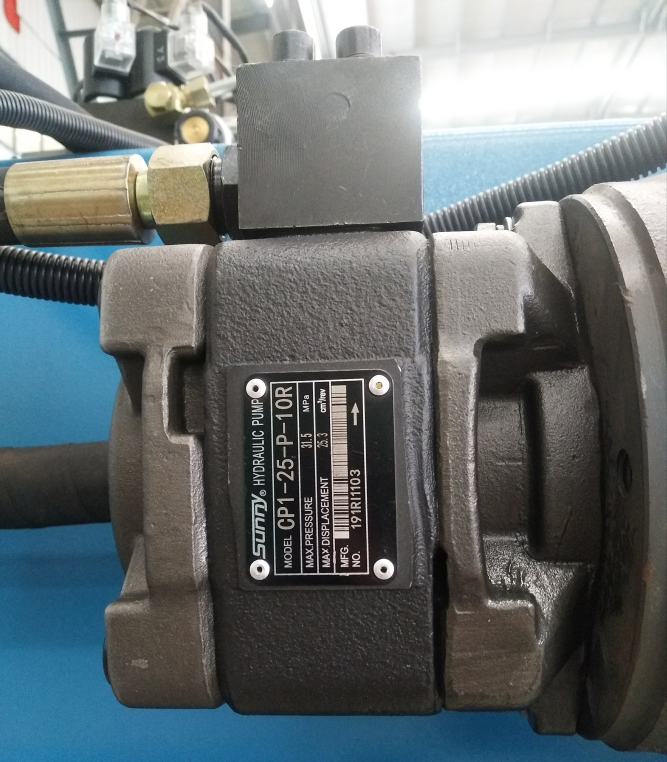 Stroj na ohýbanie hydraulického ohraňovacieho lisu CNC Wc67k